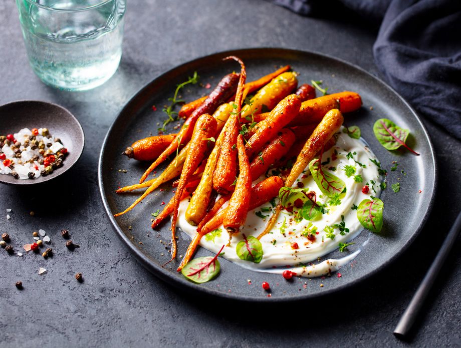 Glazirane mrkve na umaku od grčkog jogurta