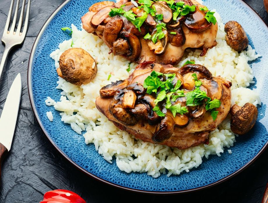Piletina s gljivama ukusno je jelo koje možete servirati s prilogom po želji