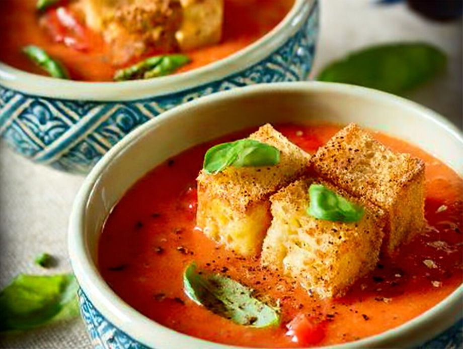 Juha od rajčice s krutonima punjenima sirom