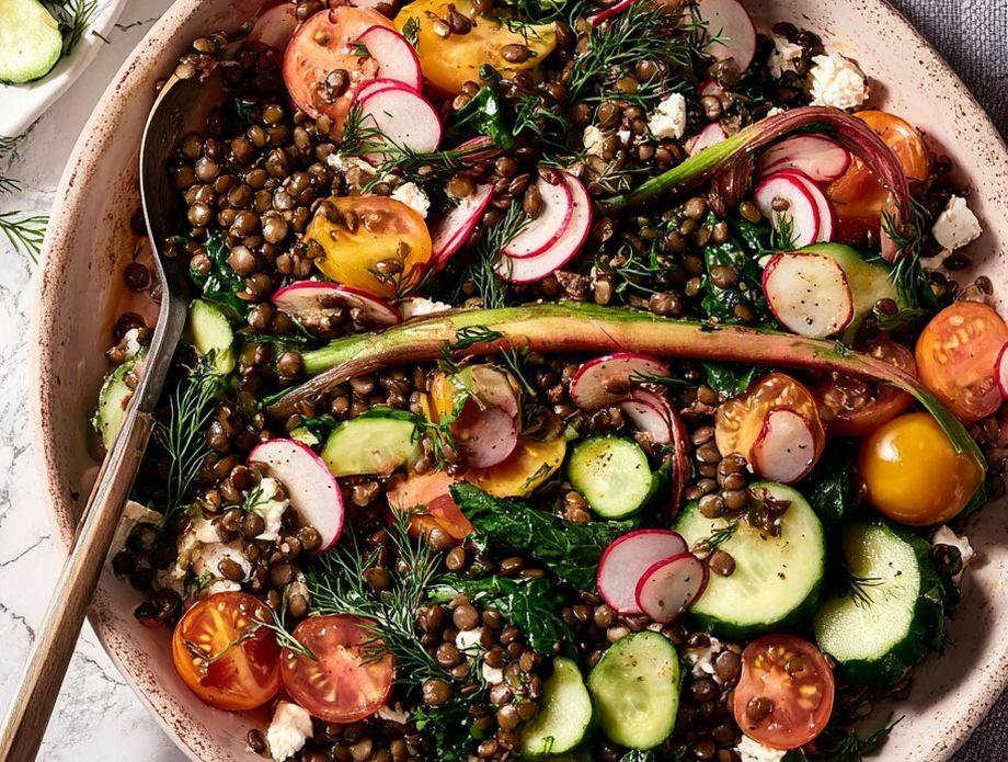 Salata od leće, feta sira i povrća