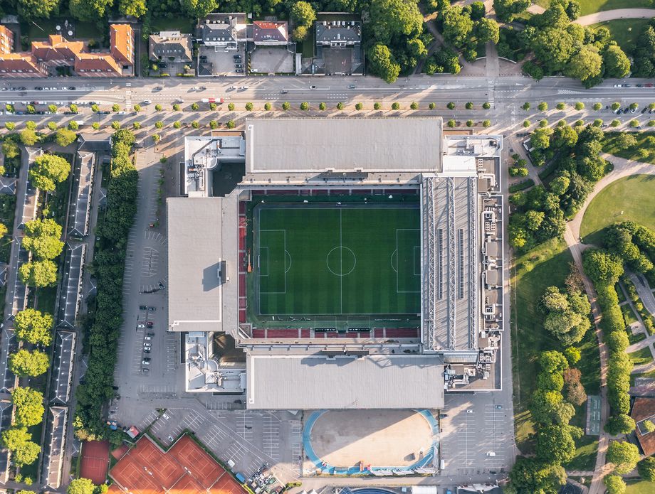 Geranium se nalazi na osmom katu zgrade stadiona Parken u Kopenhagenu
