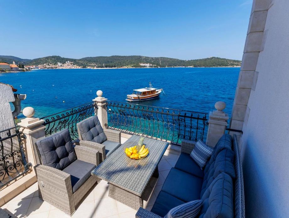 Seafront Apartment Vis - 3