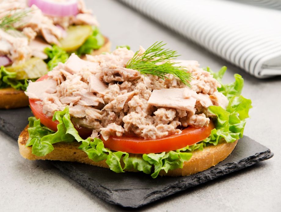 Tost s tunom i povrćem