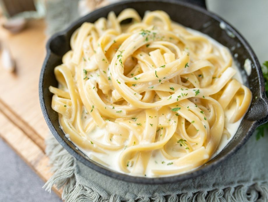 Tjestenina u kremastom umaku od zrnatog sira