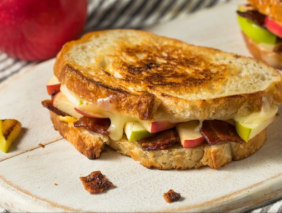 Topli sendvič sa sirom, špekom i jabukom
