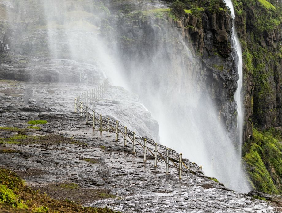Obrnuti vodopad Naneghat, Indija - 2