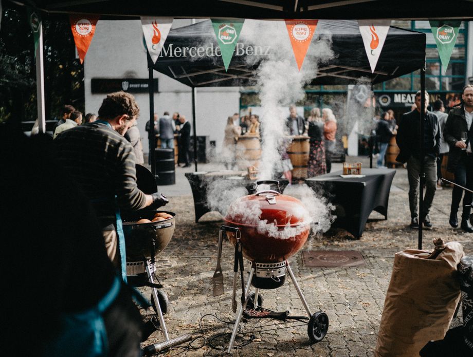 Prijateljsko okupljanje ispred Meat the King boutiquea