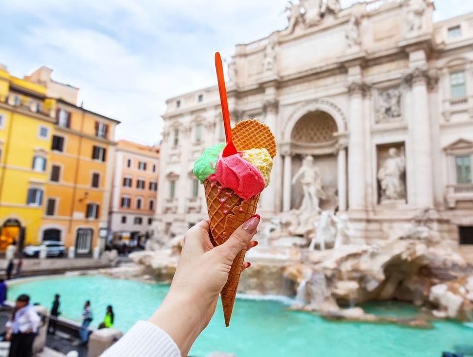 Fontana Trevi i turisti - 4