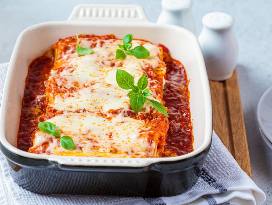 Manicotti punjeni sirom u umaku od rajčice