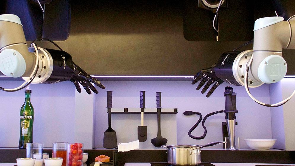 Pogledajte kako izgleda prvi robot kuhar koji jela priprema potpuno sam