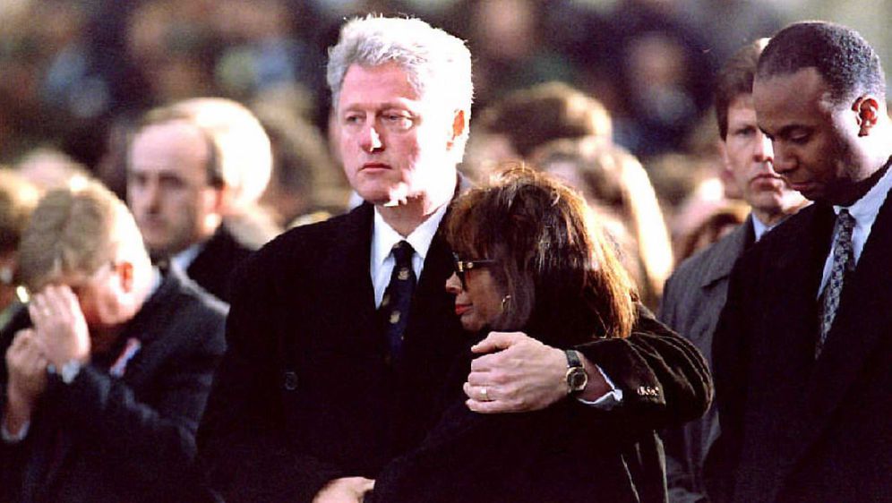 Bill Clinton i žena preminulog Ronalda Browna (Foto: AFP)