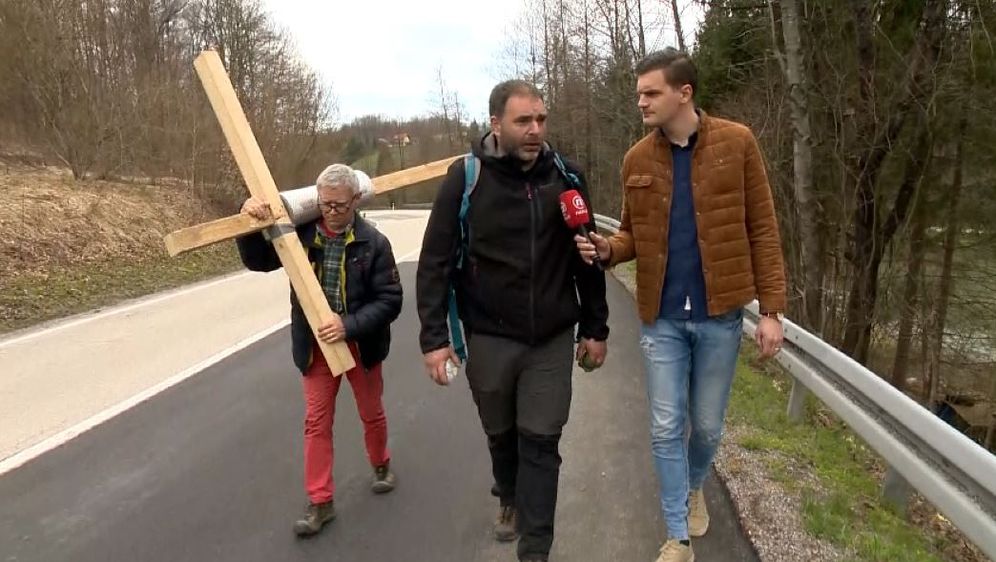 Reporter Dino Goleš sa Sašom Pavlićem, ocem na križnom putu za skupe lijekove za djecu (Foto: Dnevnik.hr)