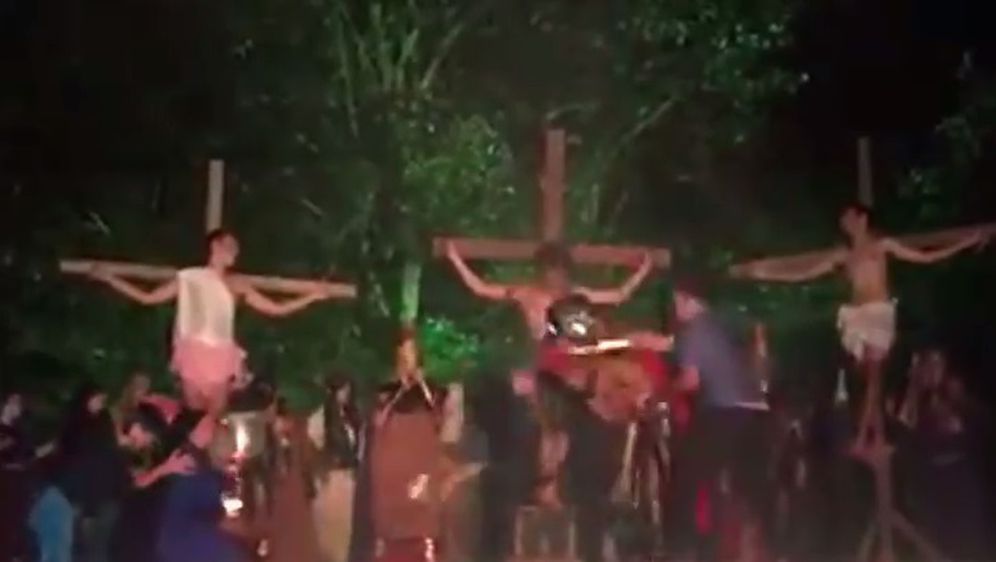Muškarac skočio na pozornicu tijekom predstave Pasija Krista i udario rimskog vojnika (Screenshot YouTube)