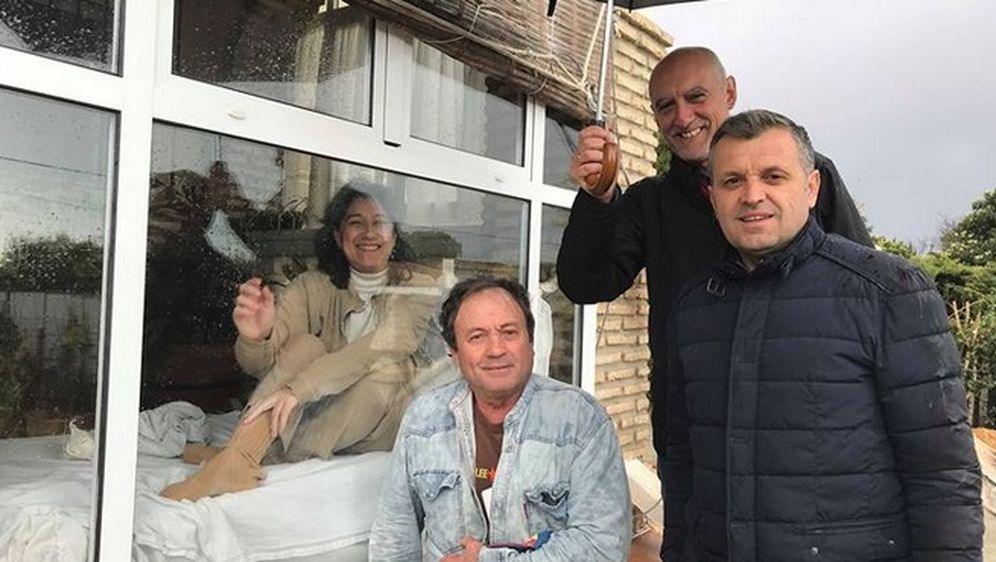 Živi u staklenom kavezu punih 13 godina: 53-godišnjakinja zbog bolesti ne smije dodirnuti ni obitelj (Screenshot Facebook)