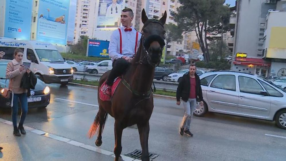 Berto Pletikosić na maturalnu došao na konju (Foto: Dnevnik.hr) - 3