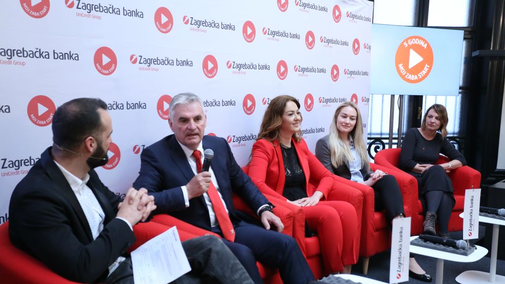 Predsjednik Uprave Zabe Miljenko Živaljić s dobitnicama natječaja Moj Zaba Start (Foto: Zagrebačka banka)