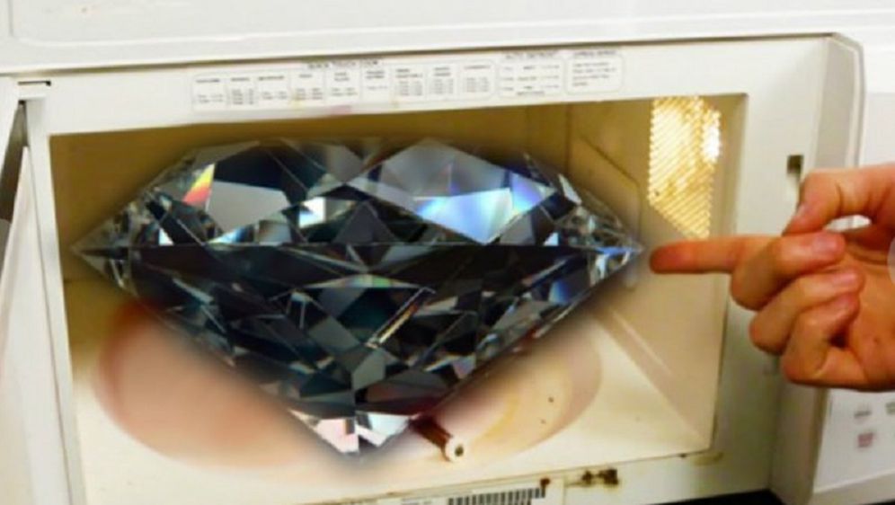 Znanstvenici sada dijamante mogu napraviti u mikrovalnoj pećnici (Screenshot YouTubea)