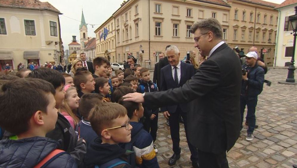 Premijer Andrej Plenković s osnovnoškolcima (Dnevnik.hr)
