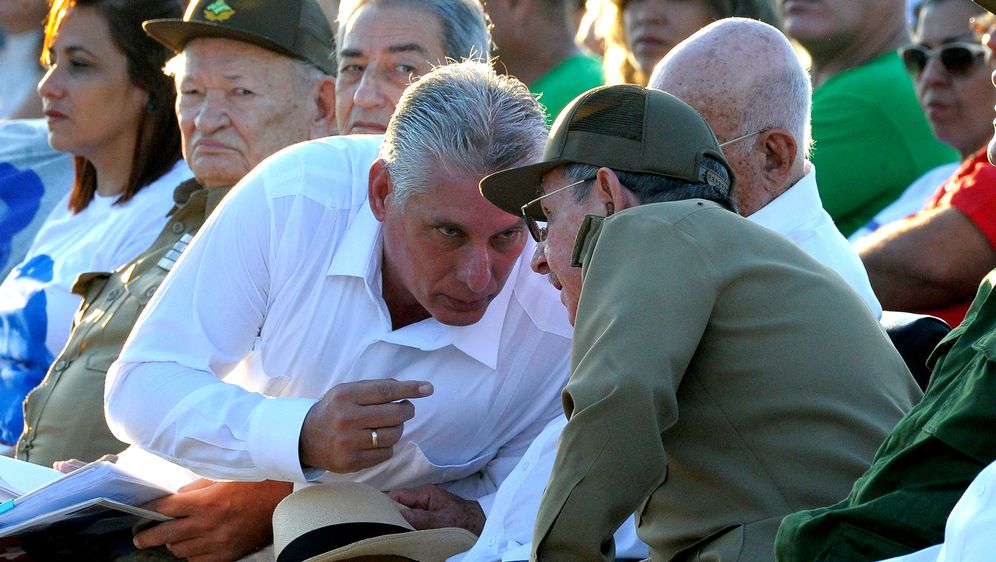 Miguel Diaz-Canel i Raul Castro (Foto: AFP)