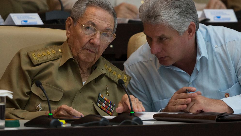 Raul Castro i Miguel Diaz-Canel (Foto: AFP)