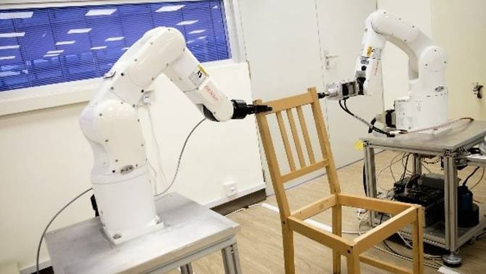 Roboti slažu stolicu iz Ikee (Foto: NTU)