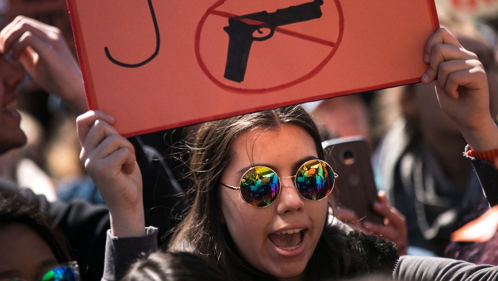 Američki učenici prosvjeduju za stroži nadzor oružja (Foto: AFP) - 3
