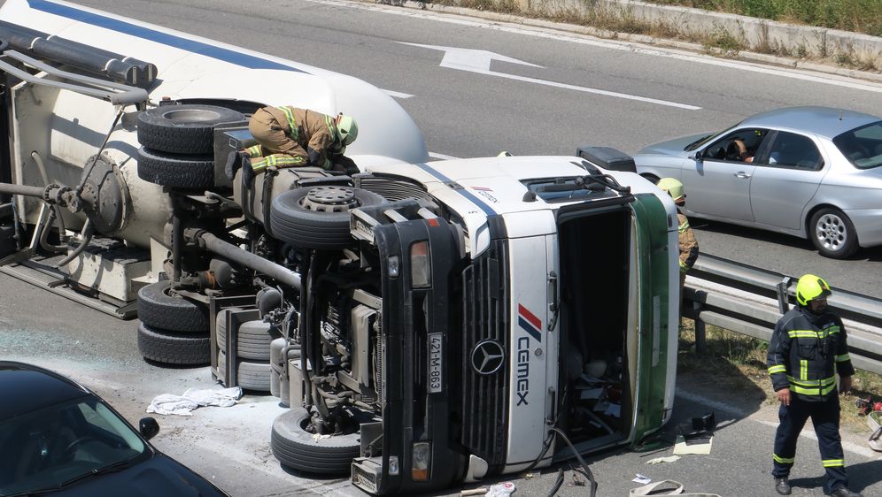 Prometni kolaps zbog prevrtanja kamiona na rotoru Bilice (Foto: Pixell)