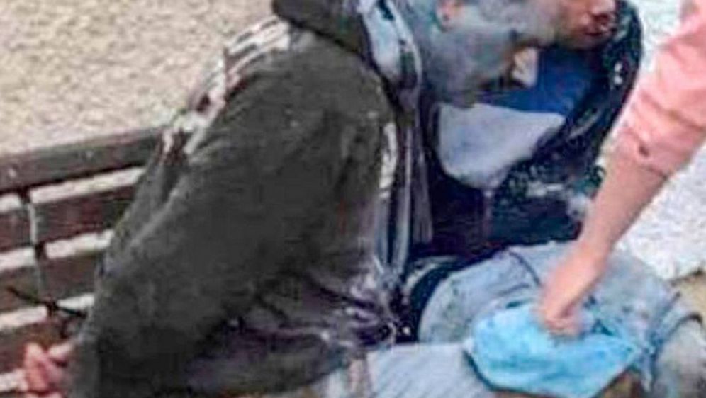 Ljutiti stanovnici uhvatili odbjegle pedofile: Vezali ih za klupu, istukli metalnim šipkama i zalili plavom bojom (Foto: Belfast Telegraph)