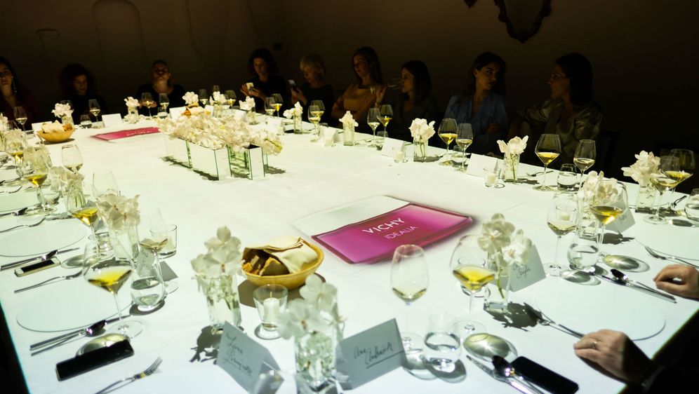 Na ekskluzivnoj i prvi put predstavljenoj 3D mapping večeri u restoranu Dubravkin put, Vichy je predstavio četiri linije svojih proizvoda
