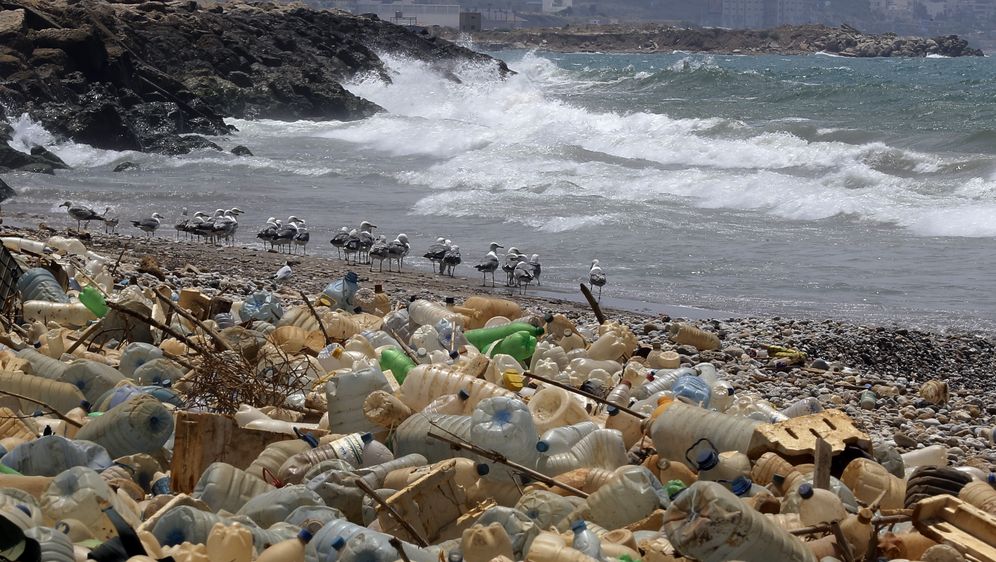 Plastika nasukana na plaži (Foto: AFP)