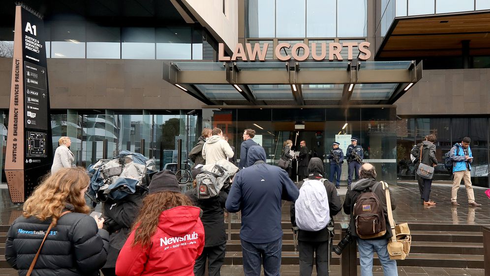 Novinari su se okupili pred sudnicom (Foto: AFP)