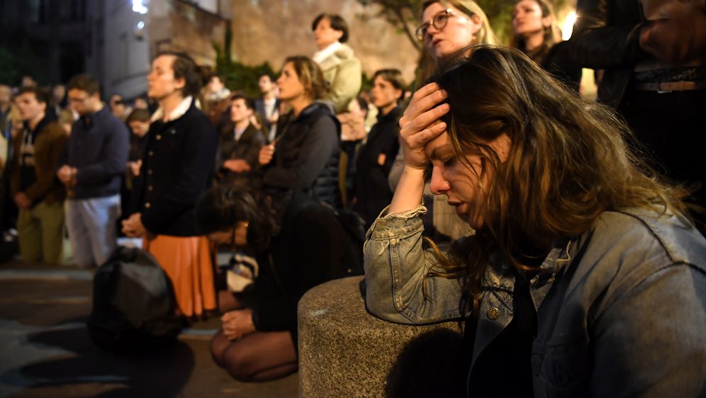 Parižani gledaju kako vatra guta katedralu (Foto: ERIC FEFERBERG / AFP)