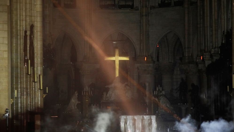 Prve snimke unutrašnjosti katedrale koju je zahvatio katastrofalan požar (Foto: AFP)