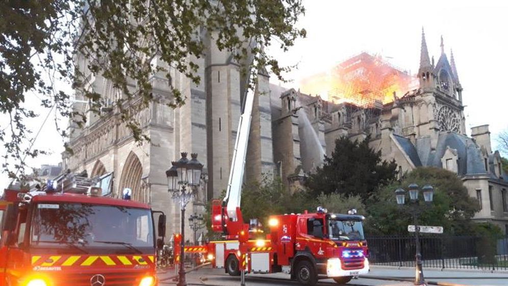 Gašenje požara na katedrali Notre-Dame (Foto: Facebook/Pompiers de Paris)