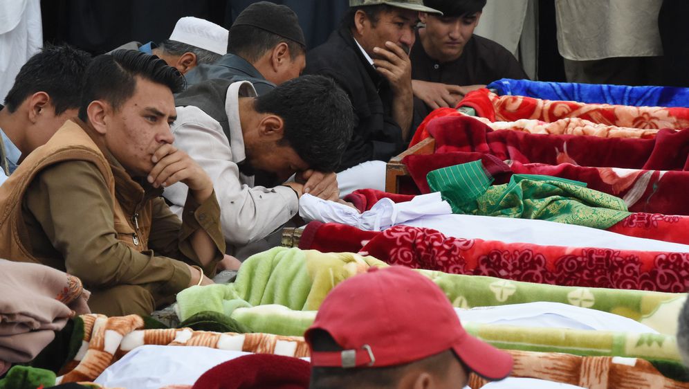Obitelji oplakuju preminule (Foto: AFP)