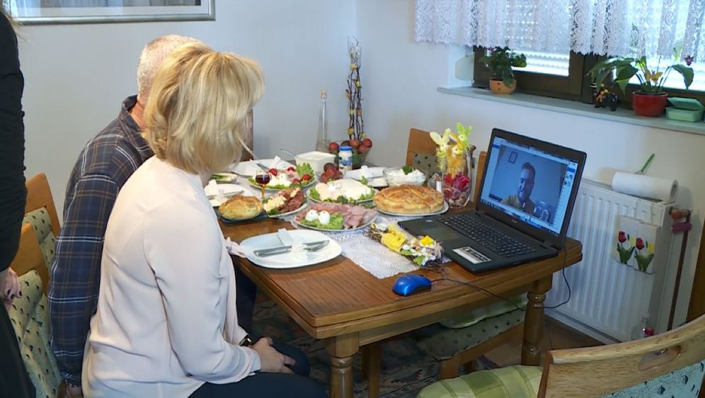 Obitelj Kajinić za stolom (Foto: Dnevnik.hr)