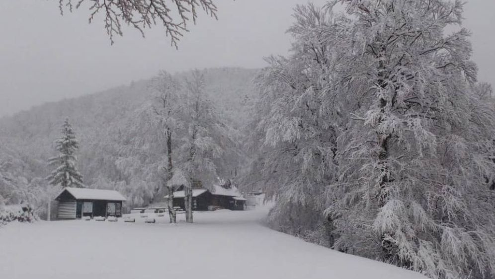 Snijeg na Velebitu (Foto: Vladimir Lopac, Ivan Vukušić, Nacionalni park Sjeverni Velebit/Facebook)