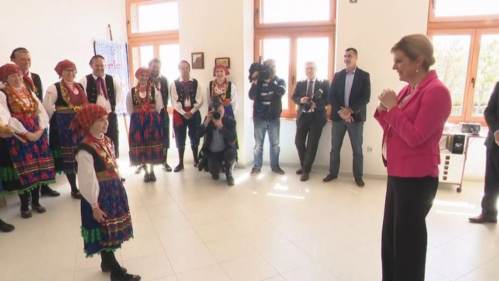 Predsjednica Kolinda Grabar-Kitarović s djecom u obilasku otoka (Foto: Dnevnik.hr)