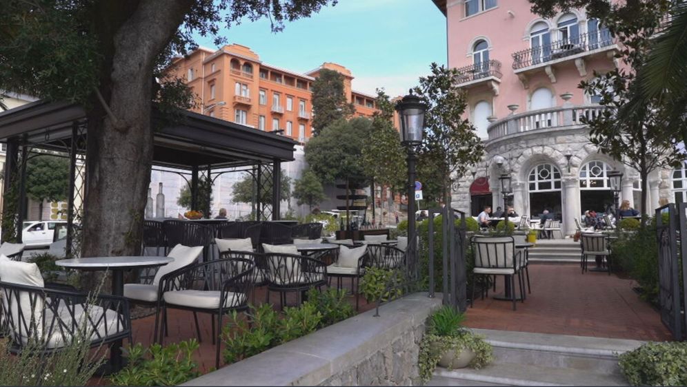 Prazna terasa kafića