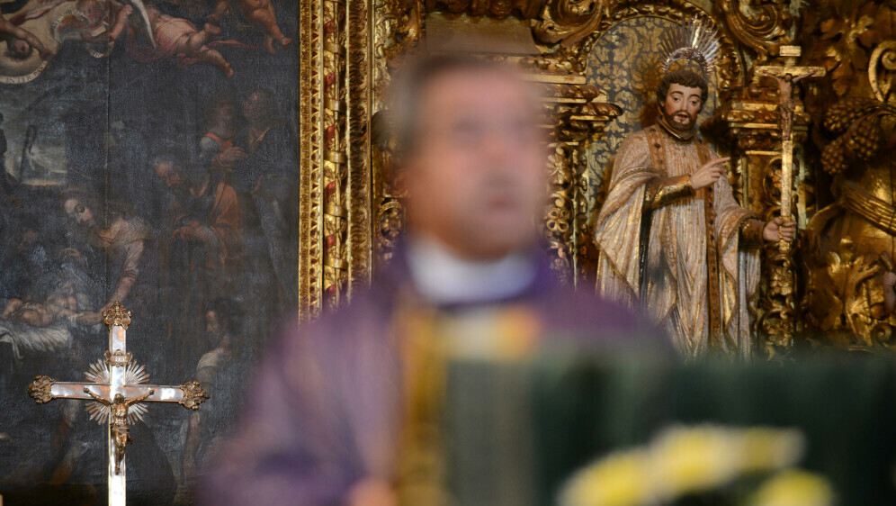 Portugalski biskup drži misu
