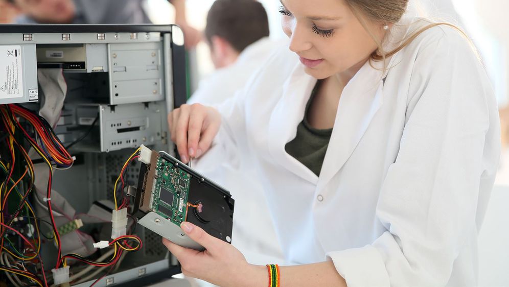 Studentica popravlja računalo