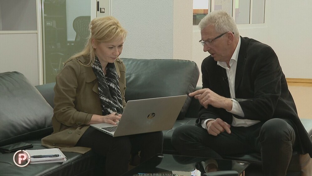 Danka Derifaj i Ranko Ostojić pregledavaju poruke