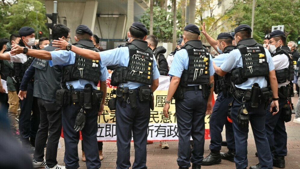 Ilustracija - kineska policija na prosvjedima