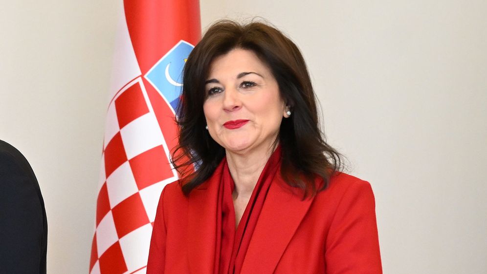 Sanja Musić Milanović nosi crveni sako i crvenu košulju