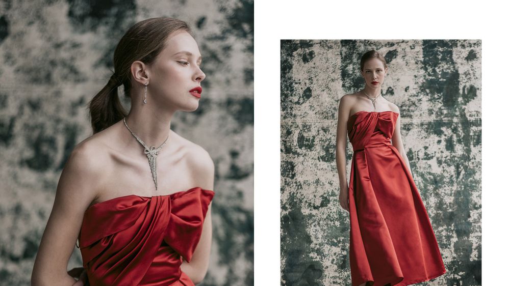 Crvena, dramatična i luksuzna haljina midi dužine evocira na stari holivudski glamur