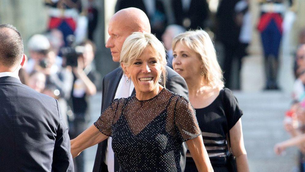 Brigitte Macron u maloj crnoj haljini