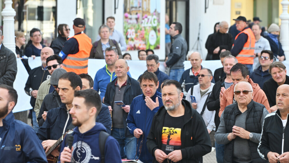 Molitelji na zagrebačkom Trgu bana Jelačića - 1