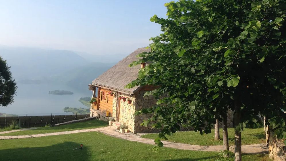 Drvena kuća s pogledom na Ramsko jezero u Hercegovini - 1