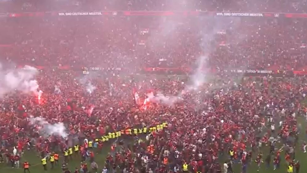 Navijači Bayer Leverkusena upali na travnjak