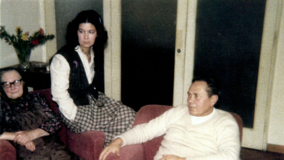 Josip Manolić s majkom i kćeri, 1980.